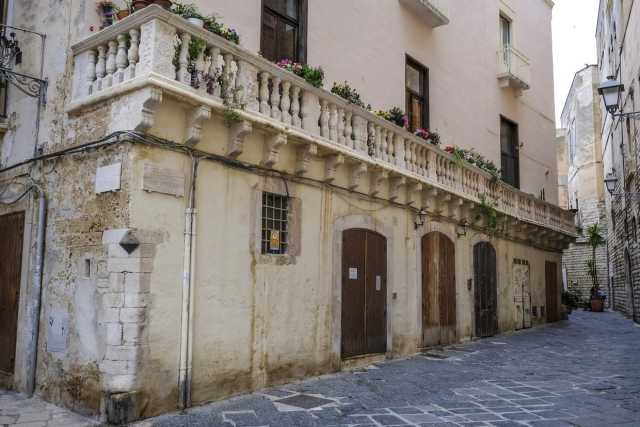 Balconate in pietra e affreschi: � Palazzo Zeuli, la dimora barese con il portone "de iesse e trase"